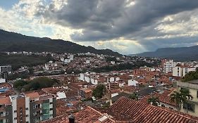Apto. en zona céntrica con vista panorámica al pueblo